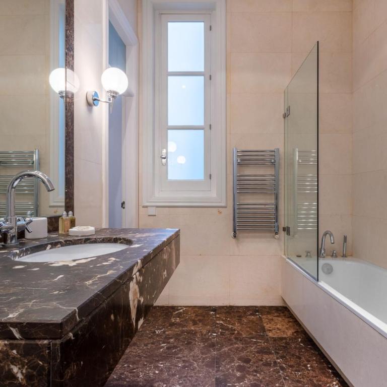 Elegant Spacious Apartment for 4 High Ceilings Natural Light Madrid - Two-Bedroom Apartment - 15