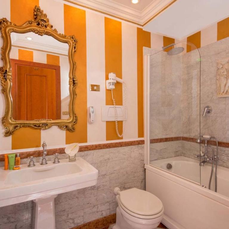 The Inn at the Spanish Steps Elegant Collection - GioielloJewel - Camera Matrimoniale Superior - 3