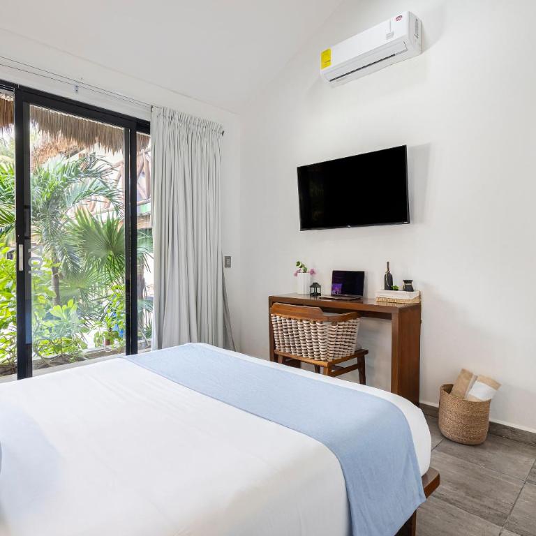 Areia Playa del Carmen - Beach Front Hotel - Queen Suite with Pool View - 2
