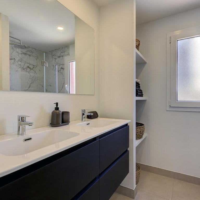 Apartment Diez in Estepona spacious balcony and sea view - Three-Bedroom Apartment - 27