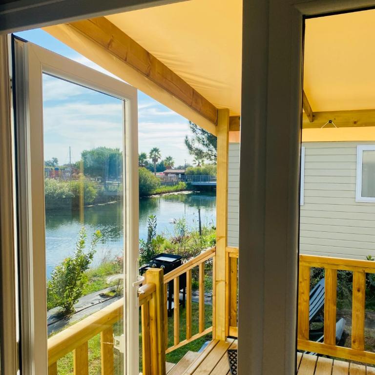 Mobilhome 8 personnes cosy tout équipé avec vue sur bassin, cap ferret - Bungalow Familiare - 12