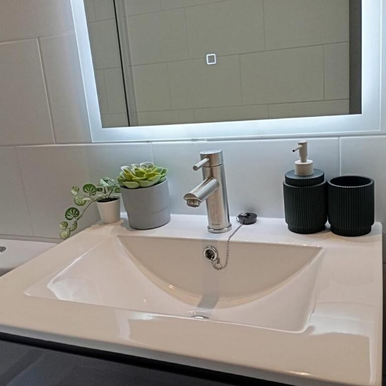 Comfortable and stylish fully equipped apartment just steps from the metro - One-Bedroom Apartment - 5
