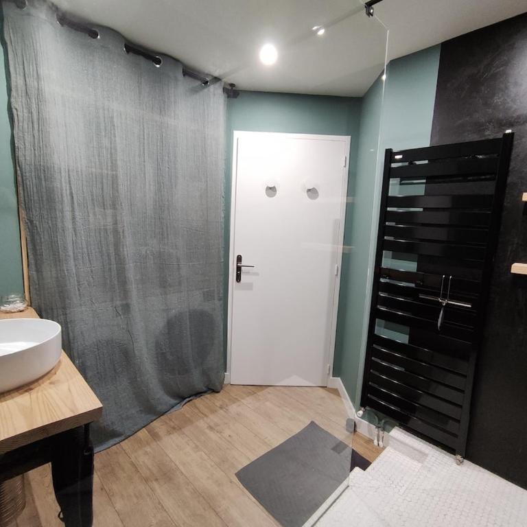 Angers appart 65m2 proche centre ville, parking - Appartement 2 Chambres - 2