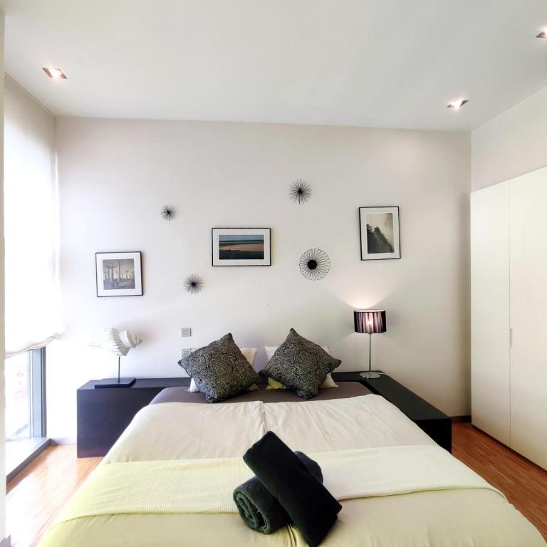 Luxury Family Beachfront Apartment - Three-Bedroom Apartment - 8