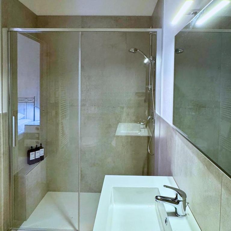 3 Rooms - 3 Bath - Bright Modern Apartment - Appartamento Deluxe con 3 Camere da Letto - 4