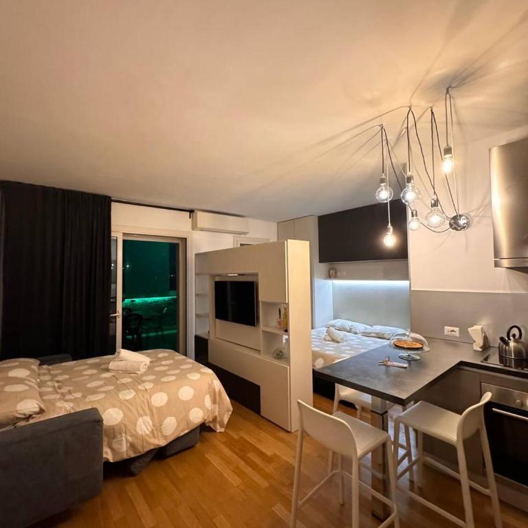 Modern Loft Private - One-Bedroom Apartment - 6