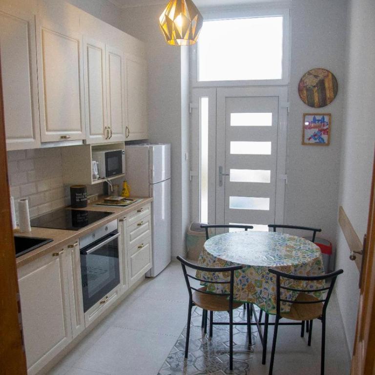 Plaza del Oriente Old Town - Two-Bedroom Deluxe Apartment - 20