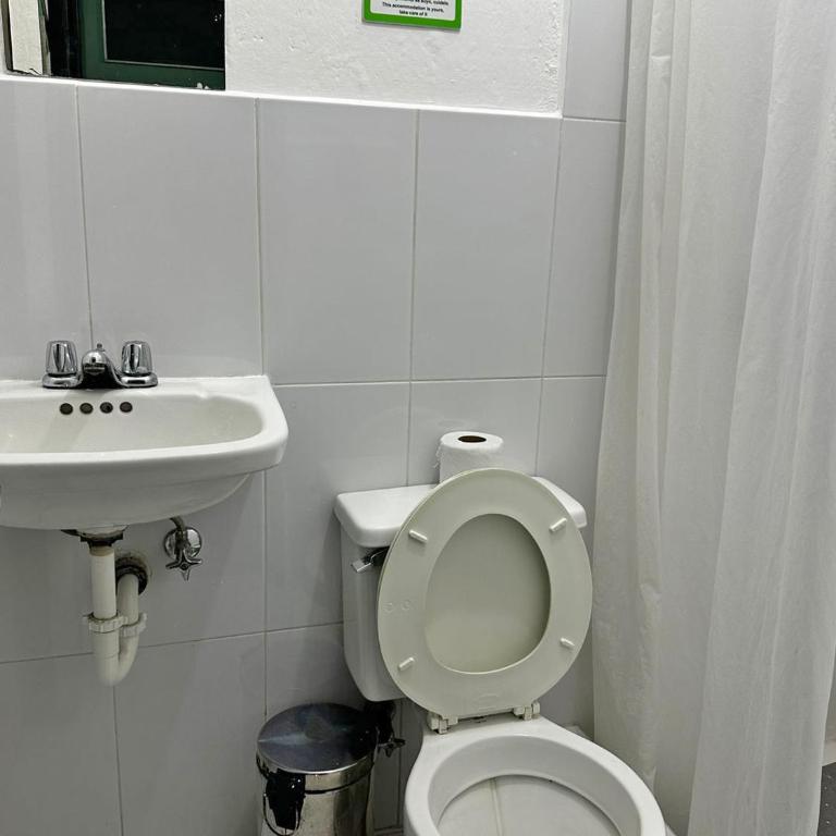 Hostal Latina - Budget Triple Room - 4