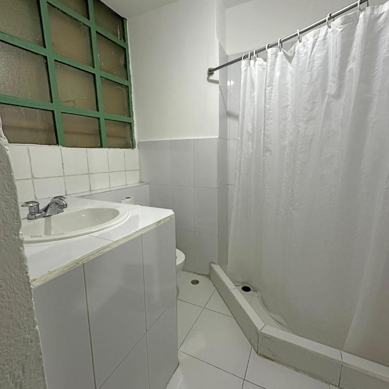 Hostal Latina - Habitación con cama grande - 12