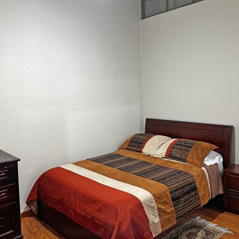 Hostal Latina - Habitación con cama grande - 9