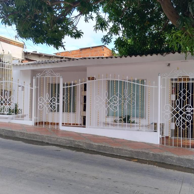 Habitación Amplia cerca al Éxito de la Cra 27 - Habitación Doble con baño compartido - 2