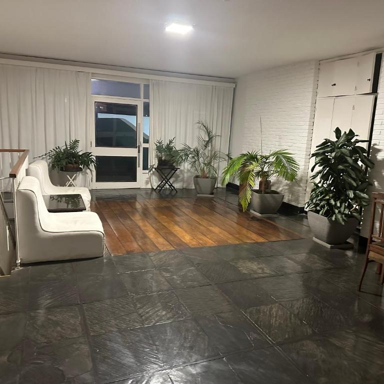 Enfrente al mar Limpieza Sábanas y toallas Estacionamiento Gimnasio Recepción 24 hs - Apartamento de 2 dormitorios - 16
