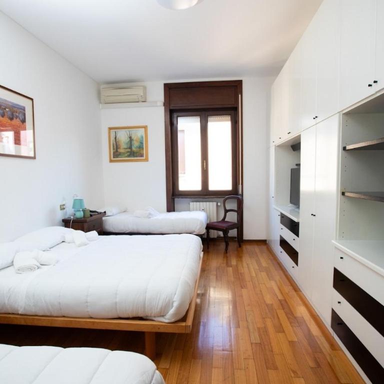 SOFI HOME BERGAMO - Camera Quadrupla con Bagno in Comune - 15