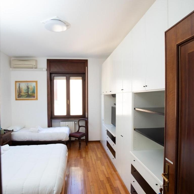 SOFI HOME BERGAMO - Camera Quadrupla con Bagno in Comune - 21