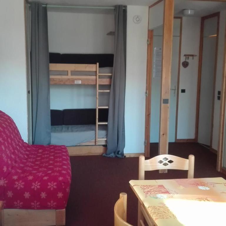 Appartement 5 personnes une chambre proche pistes balcon vue montagne Draps et serviettes non fournis Ménage à réaliser par le locataire - Apartment mit 2 Schlafzimmern - 7
