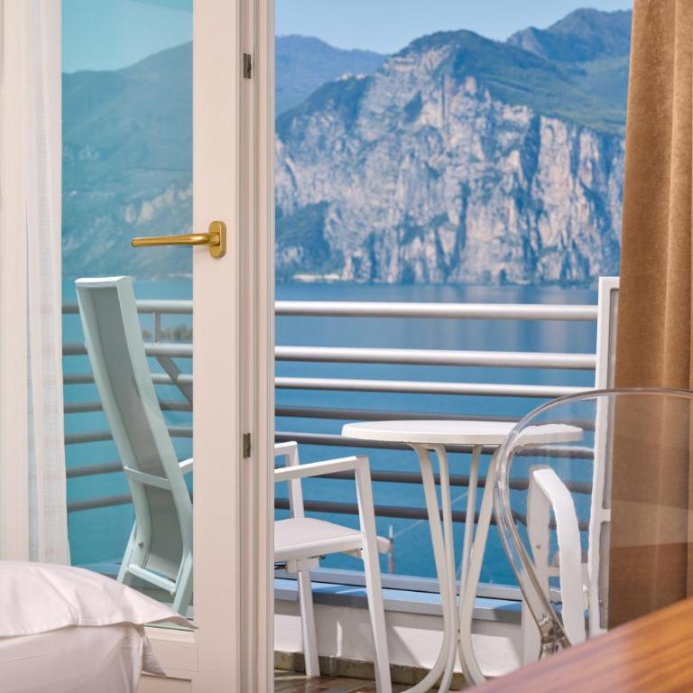 Hotel Capri - Camera Superior Matrimoniale/Doppia con Letti Singoli con Balcone con Vista Lago - 2