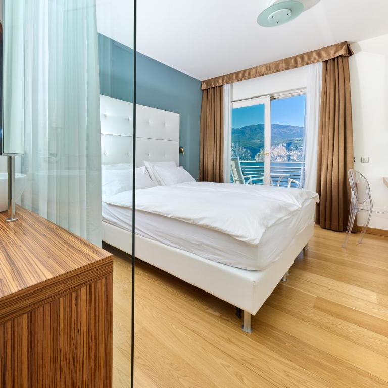 Hotel Capri - Camera Superior Matrimoniale/Doppia con Letti Singoli con Balcone con Vista Lago - 1