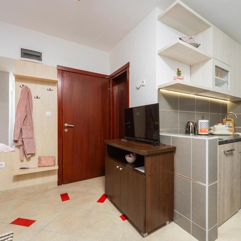 Adzic Apartments - Studio with Balcony (2 Adults) - 12