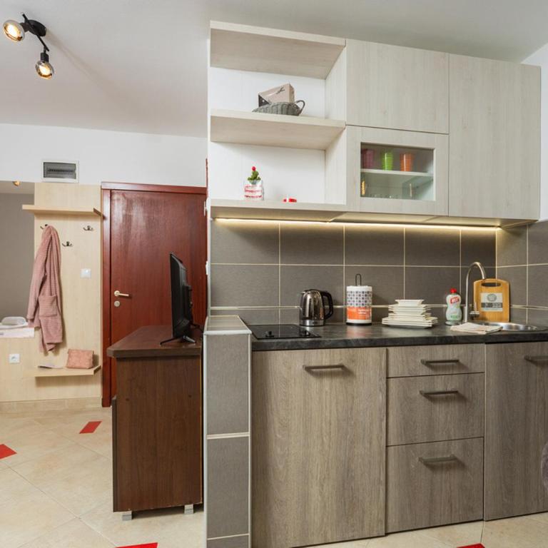 Adzic Apartments - Studio with Balcony (2 Adults) - 6