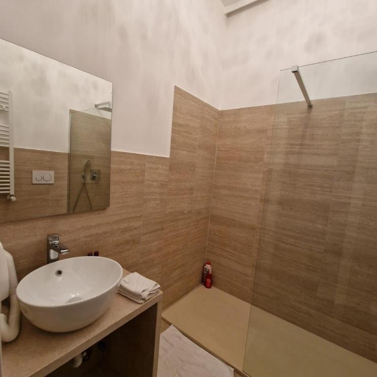 VATICAN GUEST HOUSE ROOMS in Rome - Camera Tripla con Bagno Privato Esterno - 17