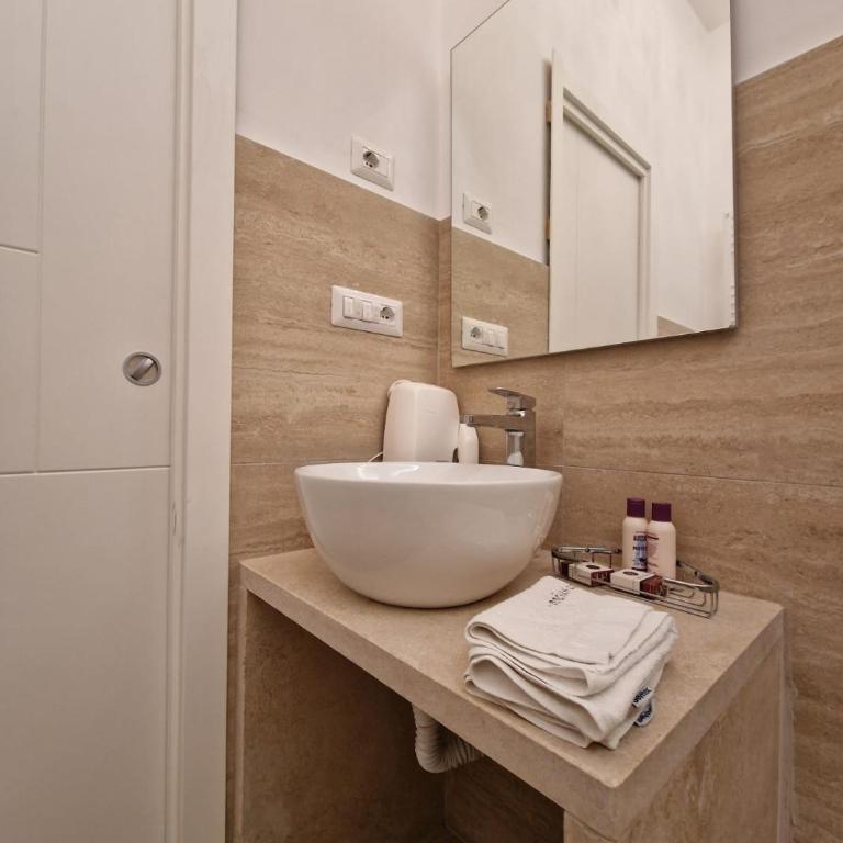 VATICAN GUEST HOUSE ROOMS in Rome - Camera Tripla con Bagno Privato Esterno - 16