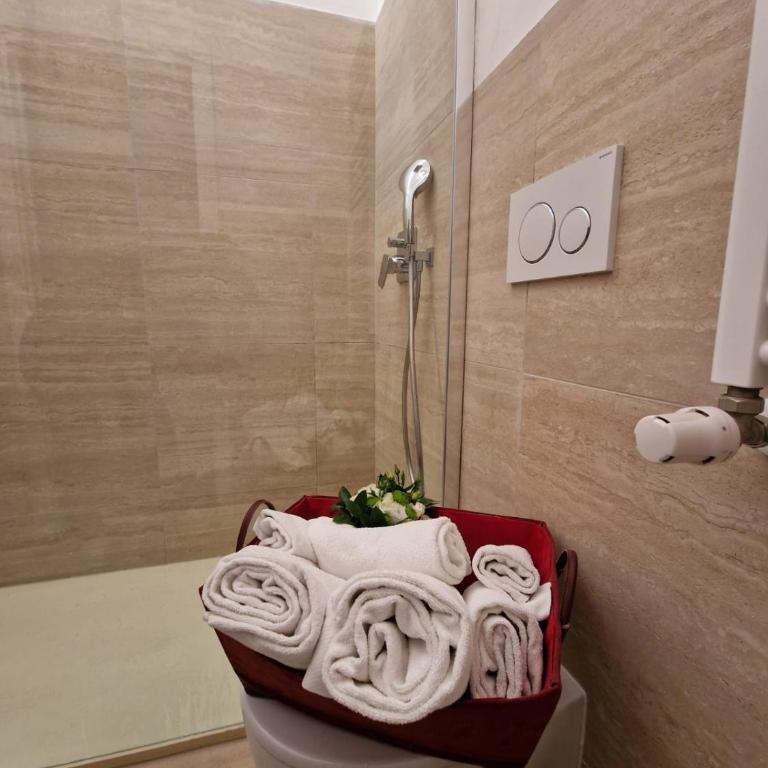 VATICAN GUEST HOUSE ROOMS in Rome - Camera Tripla con Bagno Privato Esterno - 14