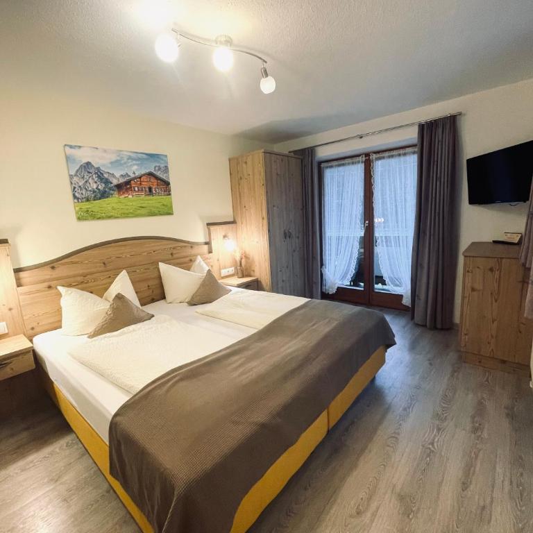 Gästehaus Achental - Comfort Doppelzimmer mit Balkon oder Terrasse vor dem Fenster - 5