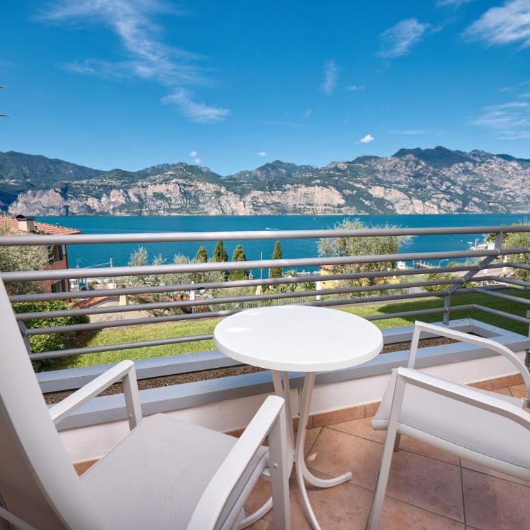 Hotel Capri - Camera Deluxe Matrimoniale/Doppia con Letti Singoli con Vista Lago - 9