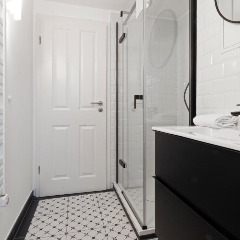 Flatista Homes - Luise - Three-Bedroom Apartment - 7
