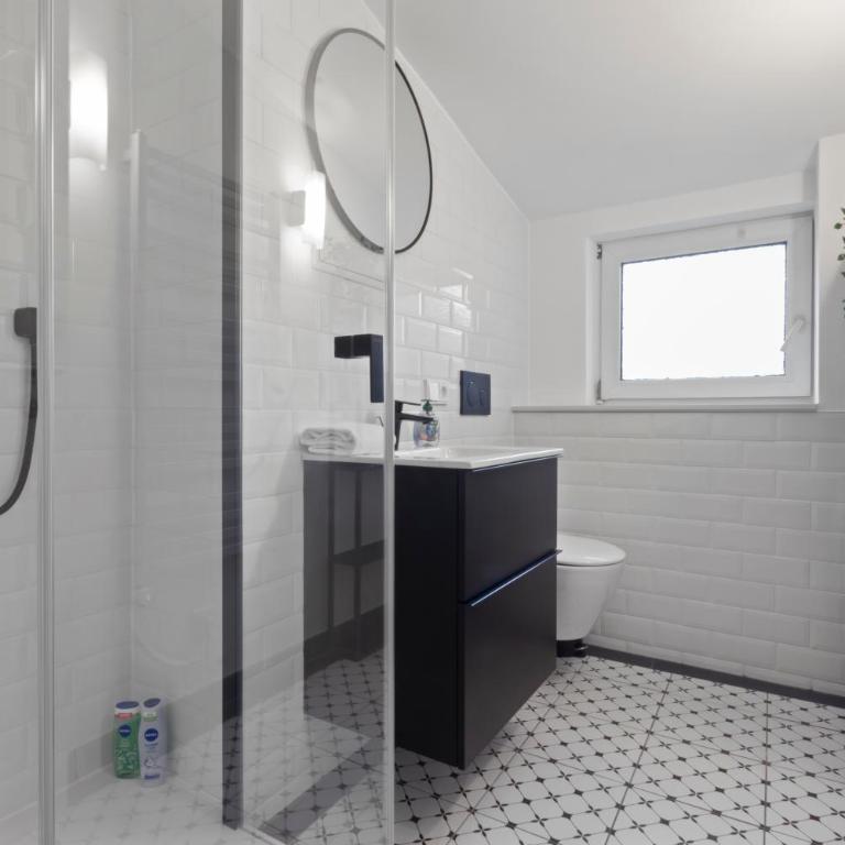 Flatista Homes - Luise - Three-Bedroom Apartment - 9