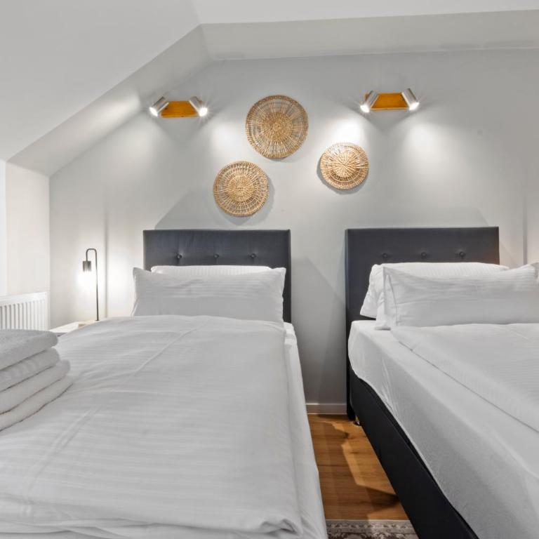 Flatista Homes - Luise - Three-Bedroom Apartment - 13