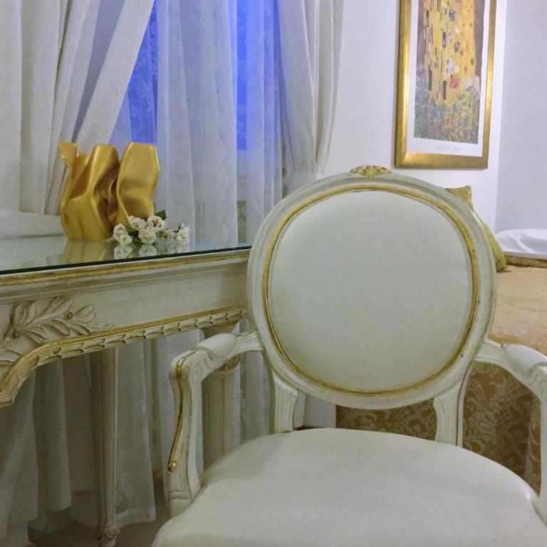 Residenza Due Torri check in presso HOTEL CENTRALE Vicolo Cattani 7 - Camera Matrimoniale/Doppia con Letti Singoli - 10
