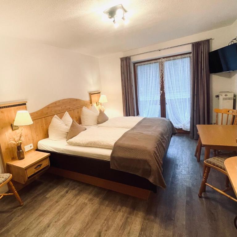 Gästehaus Achental - Comfort Dreibettzimmer mit Balkon - 1