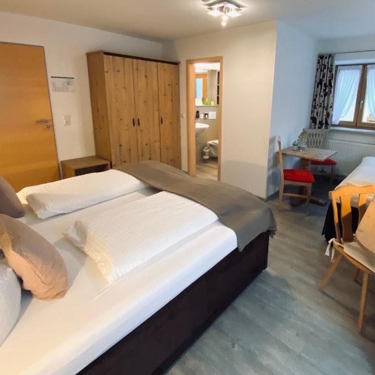Gästehaus Achental - Familienzimmer mit Balkon - 3