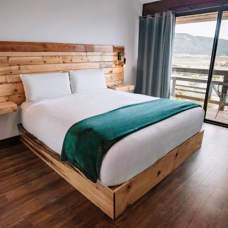 Finca Selah - Habitación con cama extragrande y vistas a la montaña - 2