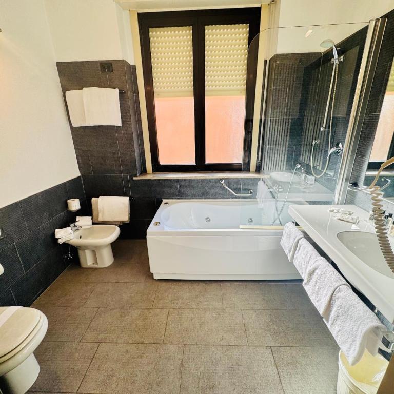 Hotel Pex Mantova - Camera Familiare con Bagno Privato - 7