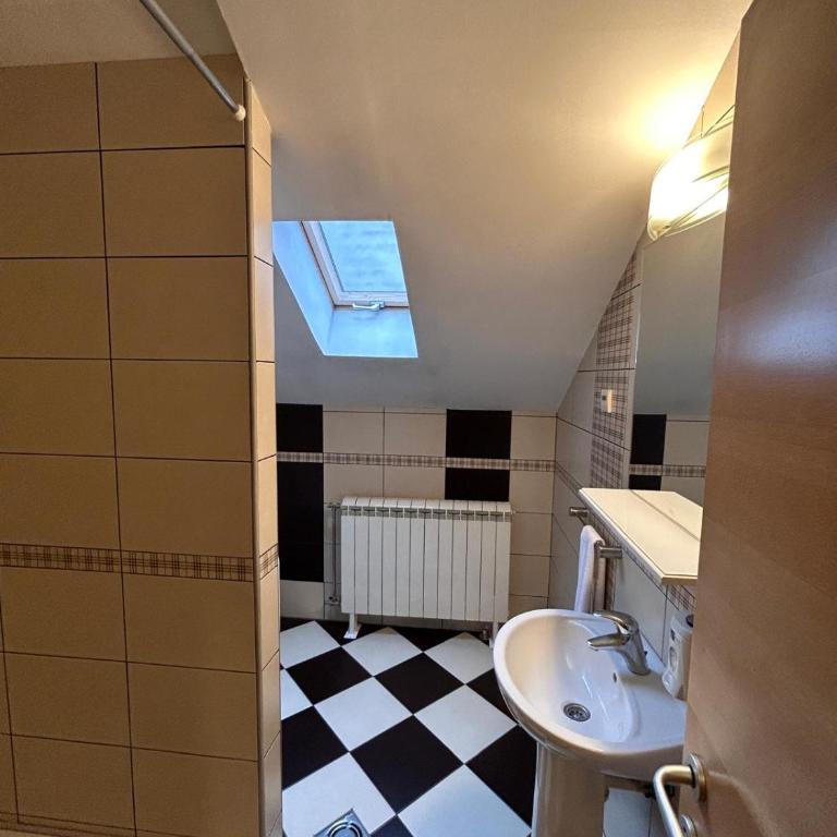 Rooms SQUARE Belgrade - Dvokrevetna Soba sa Zasebnim Krevetima i Kupatilom - 4