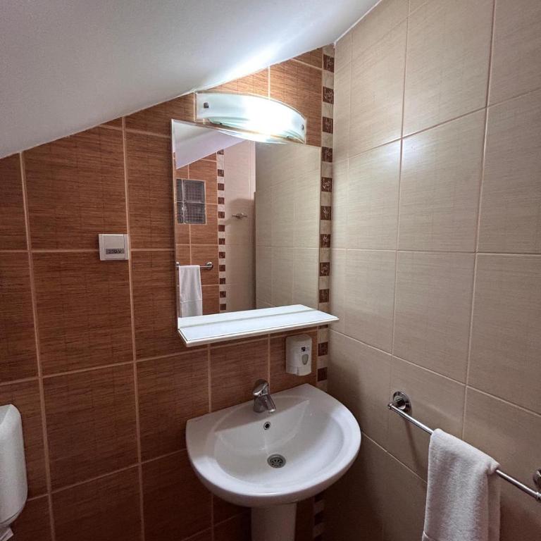 Rooms SQUARE Belgrade - Dvokrevetna Soba sa Zasebnim Krevetima i Kupatilom - 3