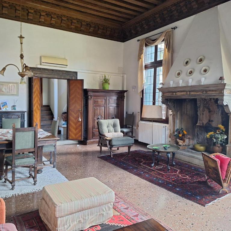 Appartamenti inside Palazzo Foscarini - King Apartment with Balcony - 24