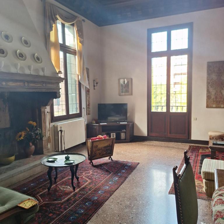 Appartamenti inside Palazzo Foscarini - King Apartment with Balcony - 26