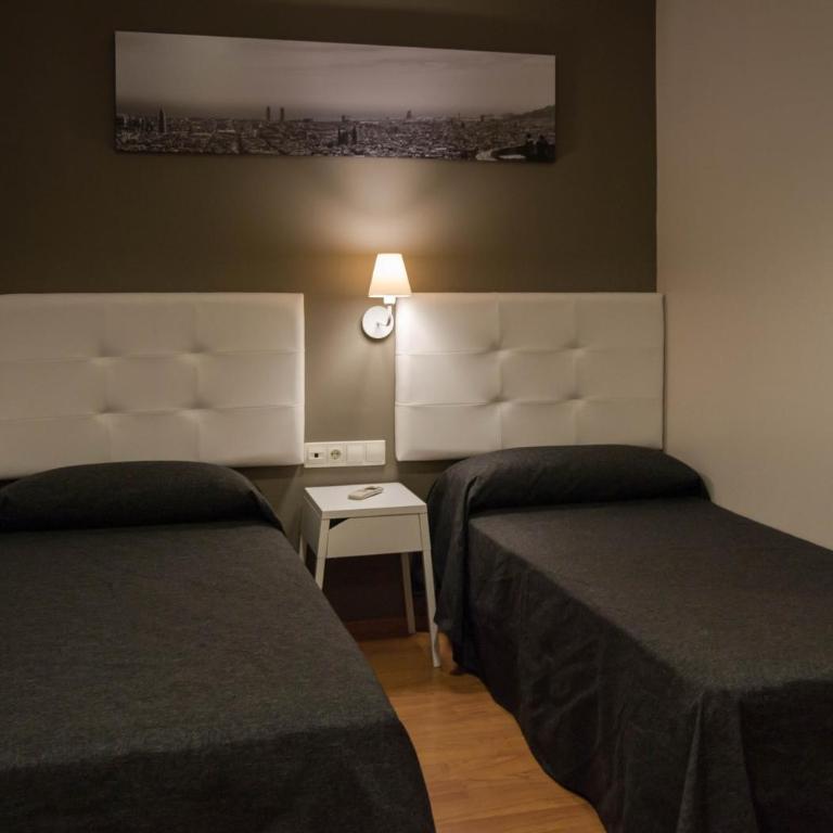 Hostal Sant Pau - Standard Twin Room with Sofa - 3