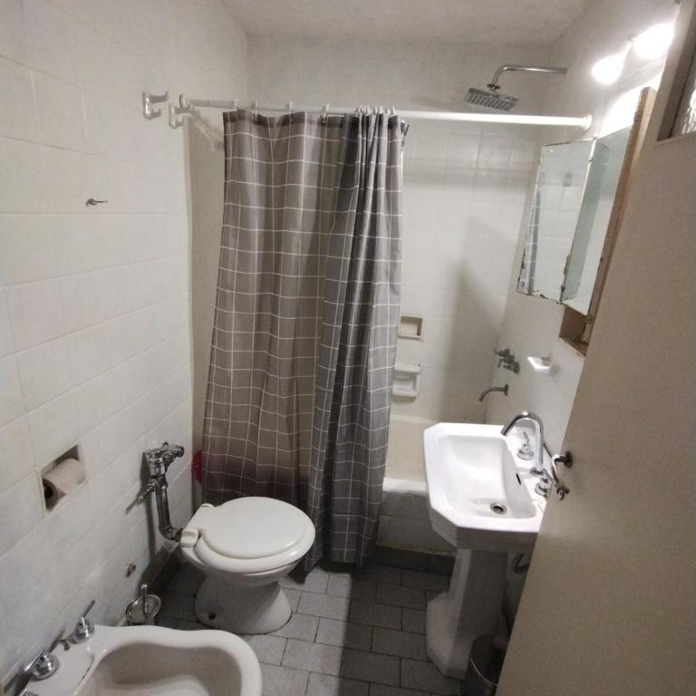Espacioso y tranquilo departamento en el centro de la ciudad - Two-Bedroom Apartment - 10