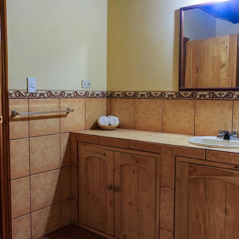 Spacious entire house with awesome mountain views - Four-Bedroom House - 5
