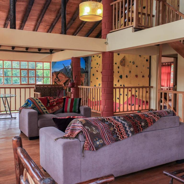 Spacious entire house with awesome mountain views - Four-Bedroom House - 7