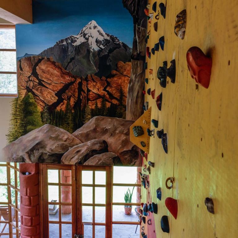 Spacious entire house with awesome mountain views - Four-Bedroom House - 13