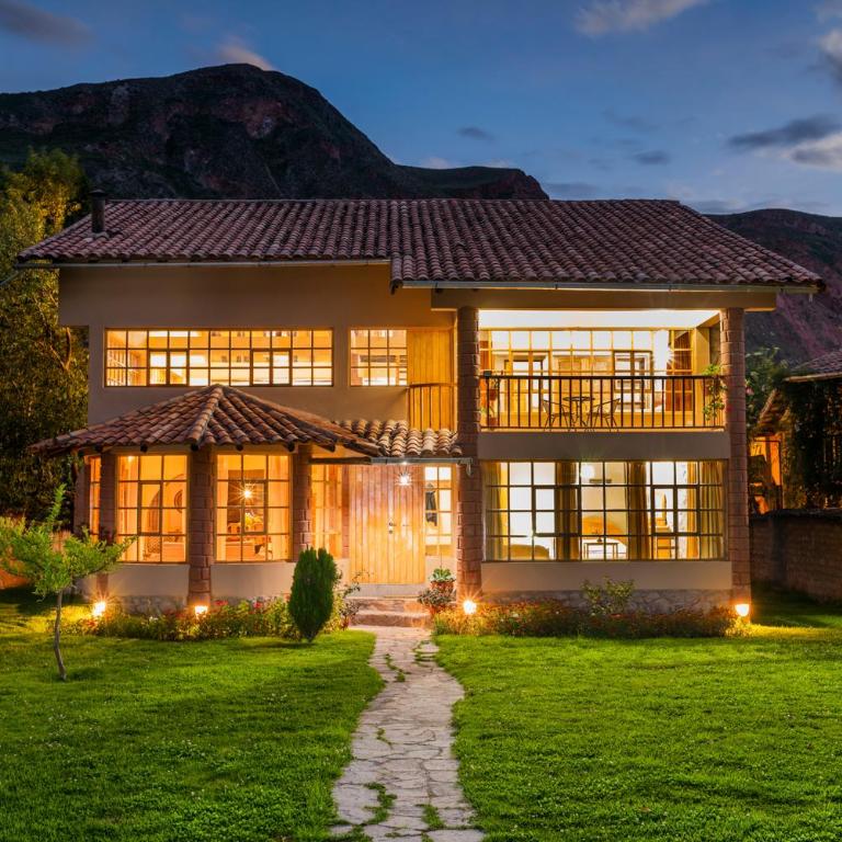 Spacious entire house with awesome mountain views - Four-Bedroom House - 1
