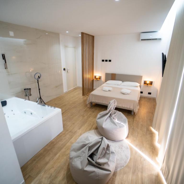Luxury - 5 Stars - Suite with a jacuzzi 70's rooms - Suite con Balcone - 13