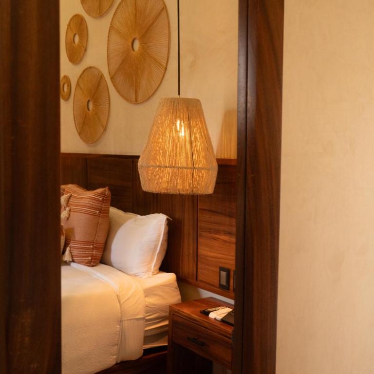 Mantra Hotel Boutique - Habitación con cama grande y vistas al jardín - 5