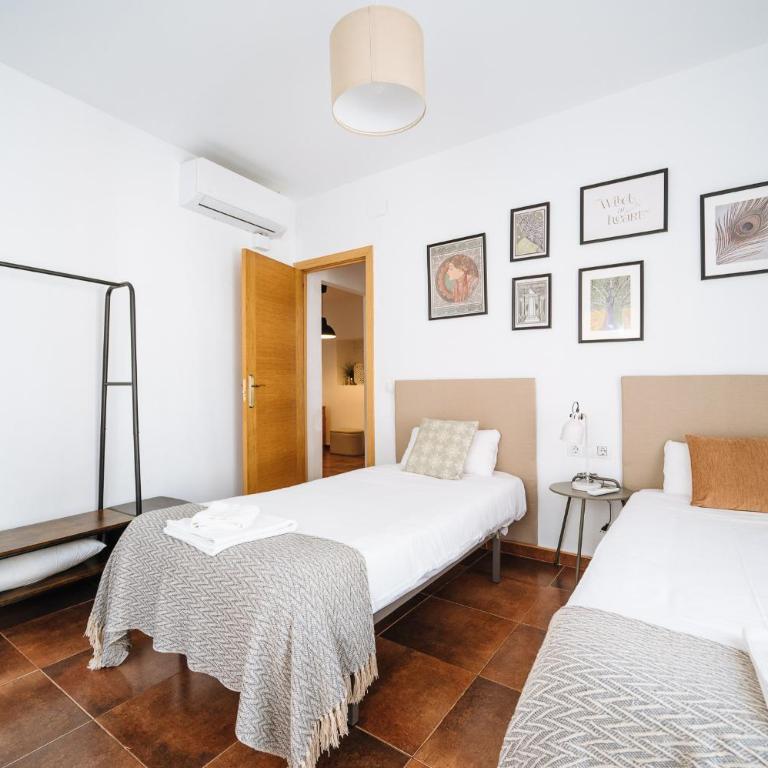 HomeySeville-Lovely Duplex at Santa Cruz 10 pax, Parking Optional - Four-Bedroom Penthouse Apartment - 2