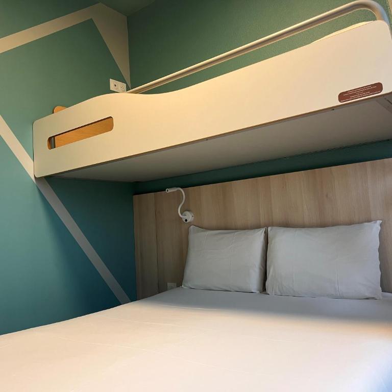Ibis Budget Honfleur Centre Ville - Chambre Triple avec 1 Lit Double et 1 Lit Superposé - 7